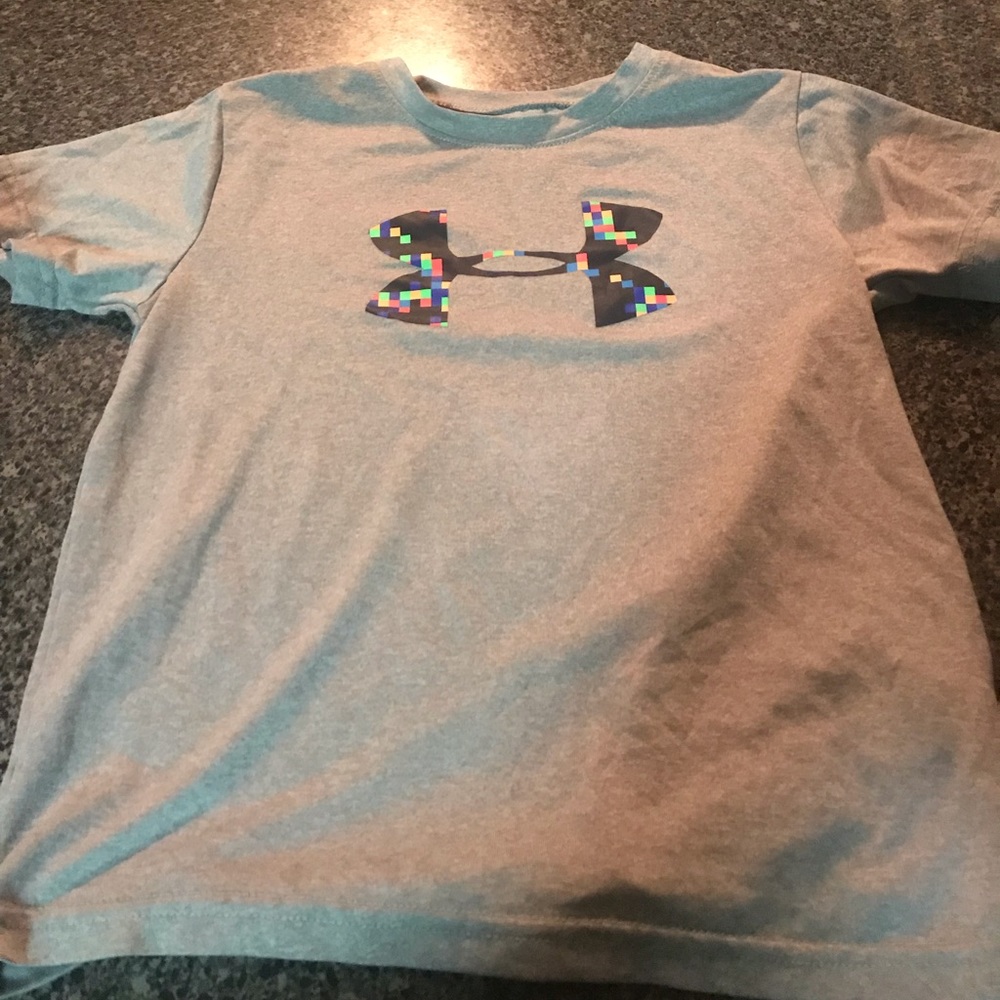 Boys size 6 Grey SS w Lg Under Armour- excellent